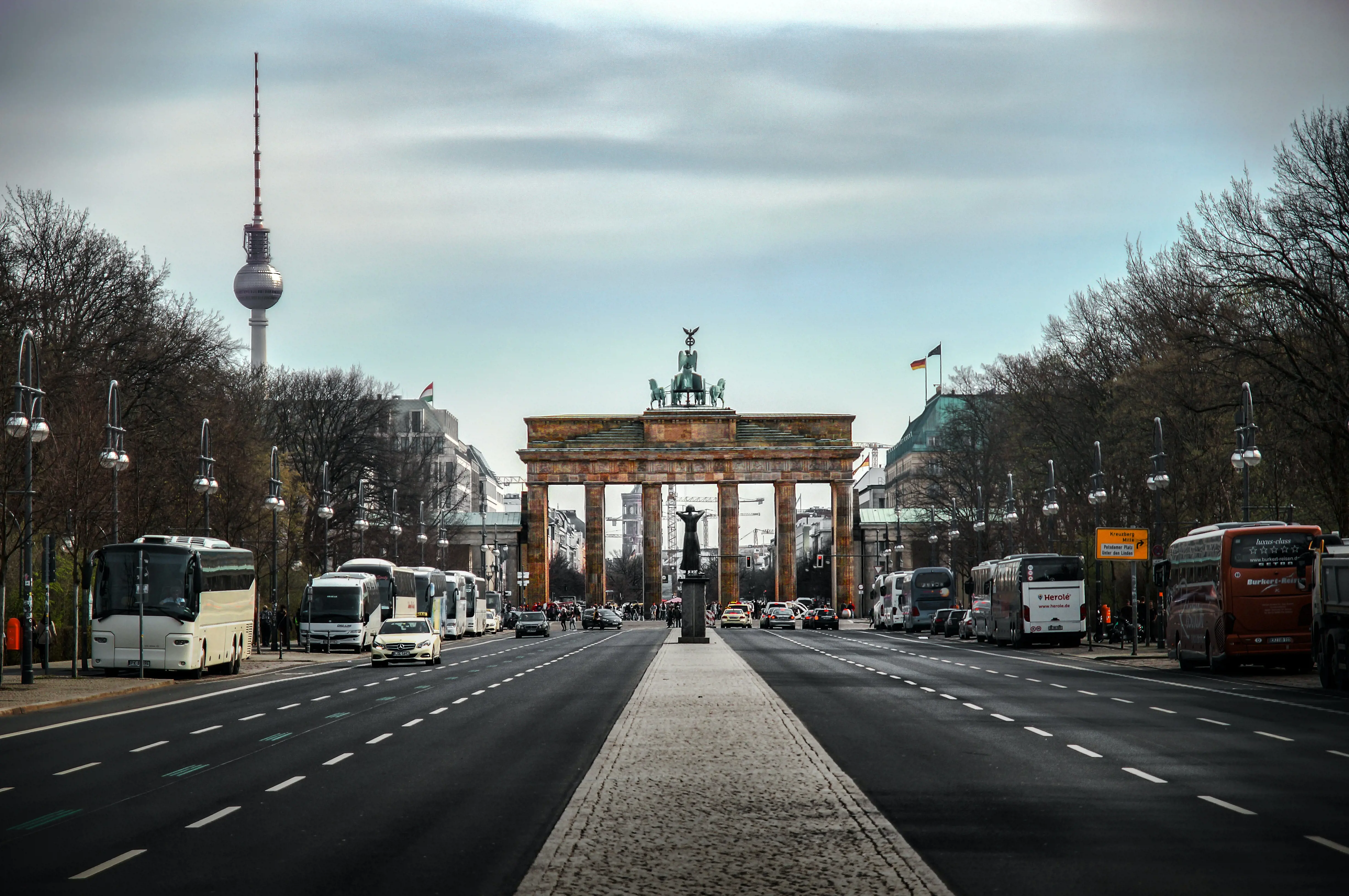 Ein Bild vom Brandenburger Tor mit vielen Bussen