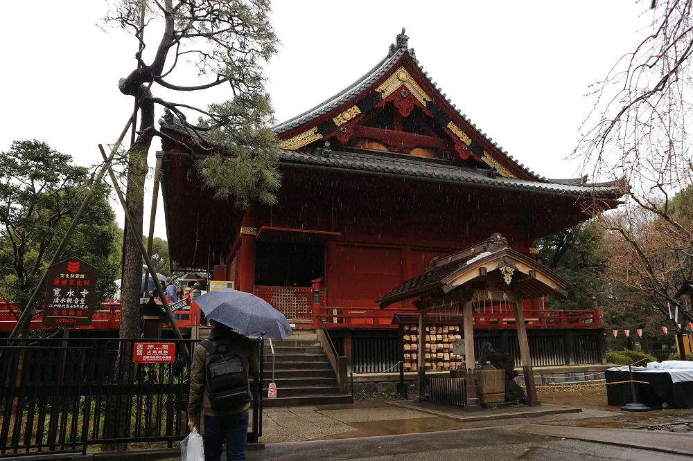 Ein japanisches Gebäude im Regen